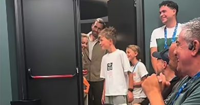 Épouse de Djokovic interrompt conférence : il dénonce des 'fake news'