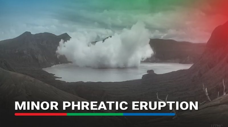 Éruption phréatique au cratère du sommet du Taal