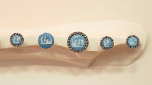 Faire du lèche-vitrine à l’Ariana, de bouton en boutonnière - Le Temps