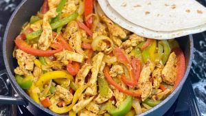 Fajitas au poulet : recette rapide et délicieuse 🌮