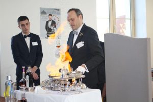 Flambage de fruits, sabrage de champagne, découpe de pigeonneau… Les meilleurs maîtres d’hôtel de France se défient à La Rochelle