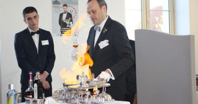 Flambage de fruits, sabrage de champagne, découpe de pigeonneau… Les meilleurs maîtres d’hôtel de France se défient à La Rochelle