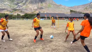 Football : la touche féminine sur le terrain de Hakahau à Ua Pou