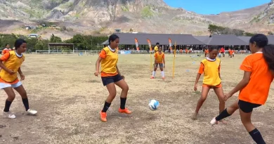 Football : la touche féminine sur le terrain de Hakahau à Ua Pou