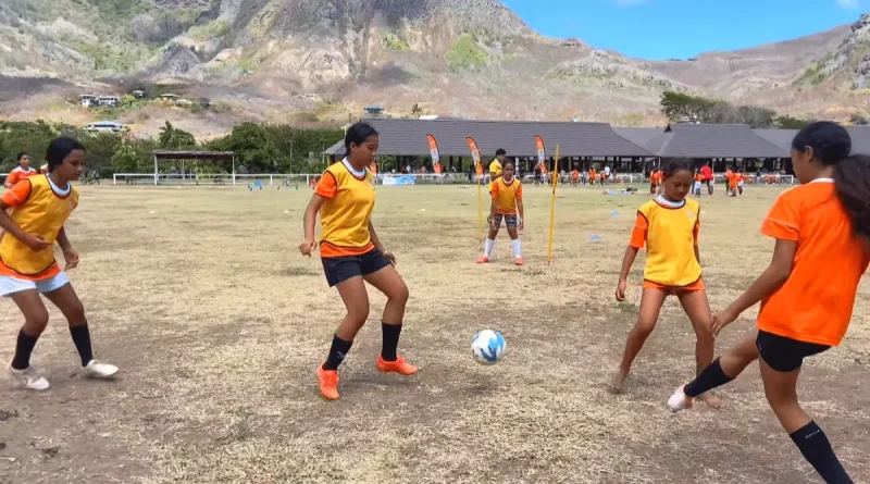 Football : la touche féminine sur le terrain de Hakahau à Ua Pou