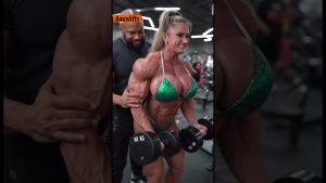 Force et Motivation : Biceps Curl avec une Fitness Woman 💪