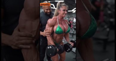 Force et Motivation : Biceps Curl avec une Fitness Woman 💪