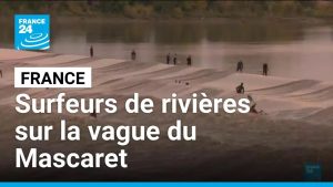 France : Les surfeurs de rivières surfent sur le Mascaret