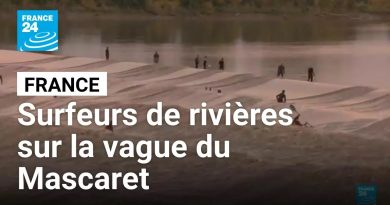 France : Les surfeurs de rivières surfent sur le Mascaret