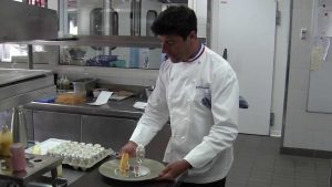 Franques crée un amuse-bouche au 2 étoiles Michelin Le Saint-Martin