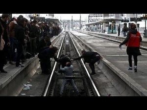 Grèves en France : la tension monte