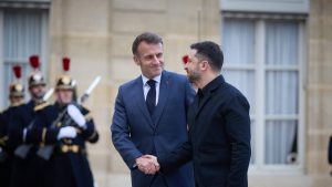 Guerre en Ukraine : Macron va recevoir Zelensky à l'Elysée lundi