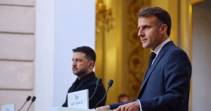 Le président français Emmanuel Macron, à droite, et le président ukrainien Volodymyr Zelensky, à sa gauche, le 17 novembre 2025, à Paris