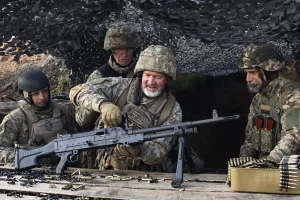 Guerre en Ukraine, jour 1352 : une raffinerie russe visée, deux Colombiens condamnés