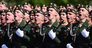 Des soldats russes défilent à Moscou le 9 mai 2025 lors des cérémonies pour célébrer la victoire contre l'Allemagne nazie en 1945.
