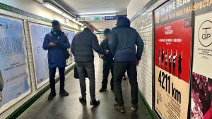 Des agents peu empathiques dans le métro provoquent des larmes chez un enfant de 6 ans