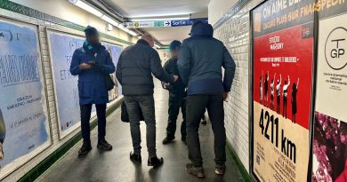 Des agents peu empathiques dans le métro provoquent des larmes chez un enfant de 6 ans