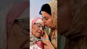 Hommes et femmes se recueillent pour Latifa Raafat