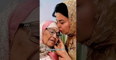 Hommes et femmes se recueillent pour Latifa Raafat