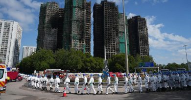 Hong Kong : trois jours après l’incendie qui a fait 128 morts, le temps du recueillement