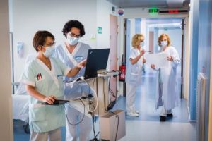 Infirmières, couloir d'hôpital, ordinateur