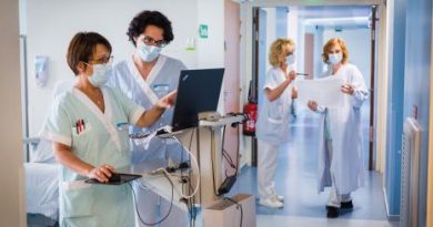 Infirmières, couloir d'hôpital, ordinateur