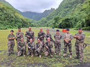 Les huit réservistes et leurs encadrants de la DIASS et du RIMaP-Polynésie sur le champ de tir de Faaone (Crédit : Anne-Charlotte Lehartel).