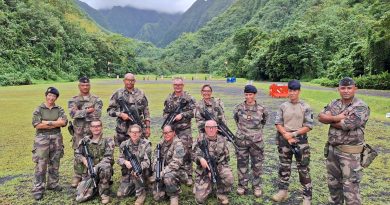Les huit réservistes et leurs encadrants de la DIASS et du RIMaP-Polynésie sur le champ de tir de Faaone (Crédit : Anne-Charlotte Lehartel).