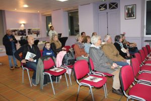 Quelques personnes ont répondu à l'invitation du maire