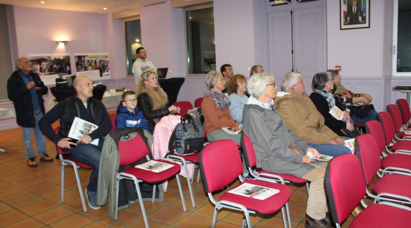Quelques personnes ont répondu à l'invitation du maire