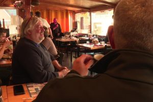 INSOLITE. "Je préférerais être chanteur que cuisinier" : dans ce restaurant du Cantal, les clients finissent toujours le repas sur une bonne note