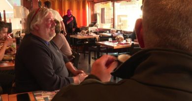 INSOLITE. "Je préférerais être chanteur que cuisinier" : dans ce restaurant du Cantal, les clients finissent toujours le repas sur une bonne note