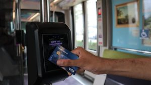 Île-de-France : non, la carte bancaire ne remplacera pas le passe Navigo dans les bus et métros