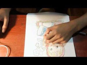 Image à colorier : Bébé assis dans l'herbe avec une fleur