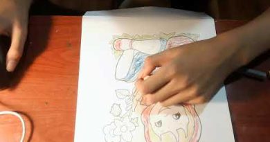 Image à colorier : Bébé assis dans l'herbe avec une fleur