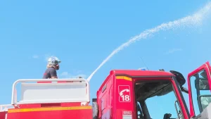 Incendie devant un garage automobile de Petit-Canal : deux personnes intoxiquées et 4 voitures détruites