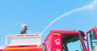 Incendie devant un garage automobile de Petit-Canal : deux personnes intoxiquées et 4 voitures détruites