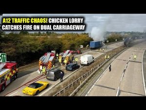 Incendie d'un camion de poules provoque chaos sur l'A12