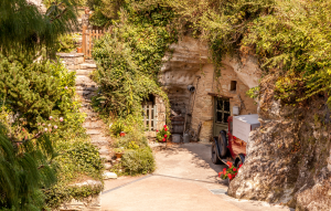 Insolite. Et si vous passiez une nuit dans une grotte au cœur d'un vignoble