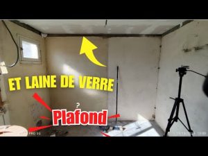 Installation de placo et laine de verre au plafond