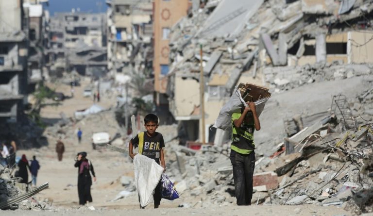 Israël confirme avoir reçu une dépouille d'otage, rend à Gaza les corps de 15 Palestiniens