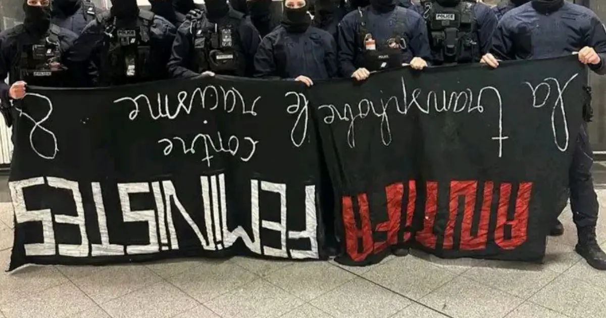 Enquête administrative sur des policiers posant derrière une banderole féministe à l'envers