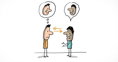 Deux enfants discutent face à face. L'un d'eux pleure et l'autre l'écoute attentivement et ressent les émotions de son ami.