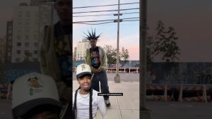 Jamais vu un homme avec une coiffure pareille !