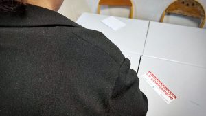 « Je suis une survivante » : victime de violences conjugales, Fatna revit dans l’appartement où elle a été relogée