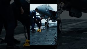 Jet Ski en péril au bord du pont sous des vents violents