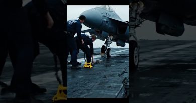 Jet Ski en péril au bord du pont sous des vents violents