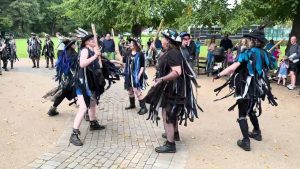 Kittiwake Border Morris : Les suricates dansent à Matlock