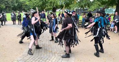 Kittiwake Border Morris : Les suricates dansent à Matlock