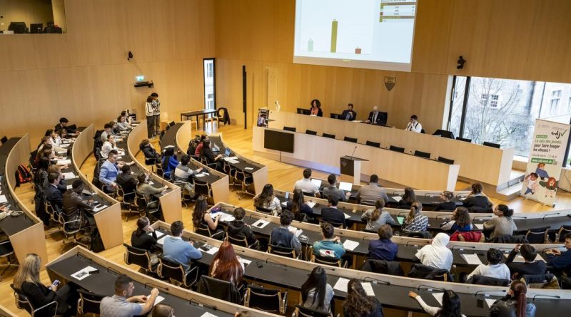La Session fédérale des Jeunes adopte 11 revendications à Berne | RTS